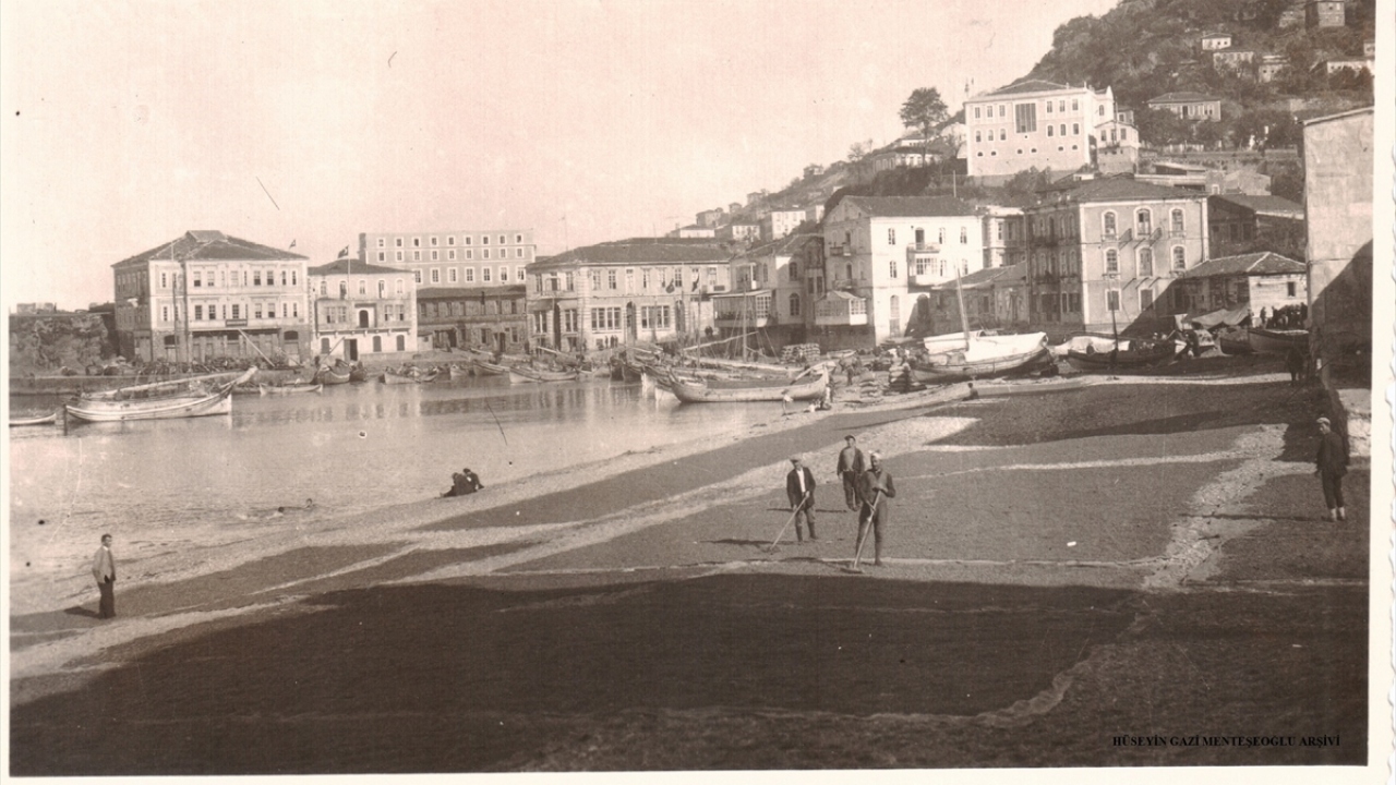 Fotoğrafta Giresun merkezde deniz kenarına serilen bez çadırların üzerinde kurutulan fındıklar görülüyor.