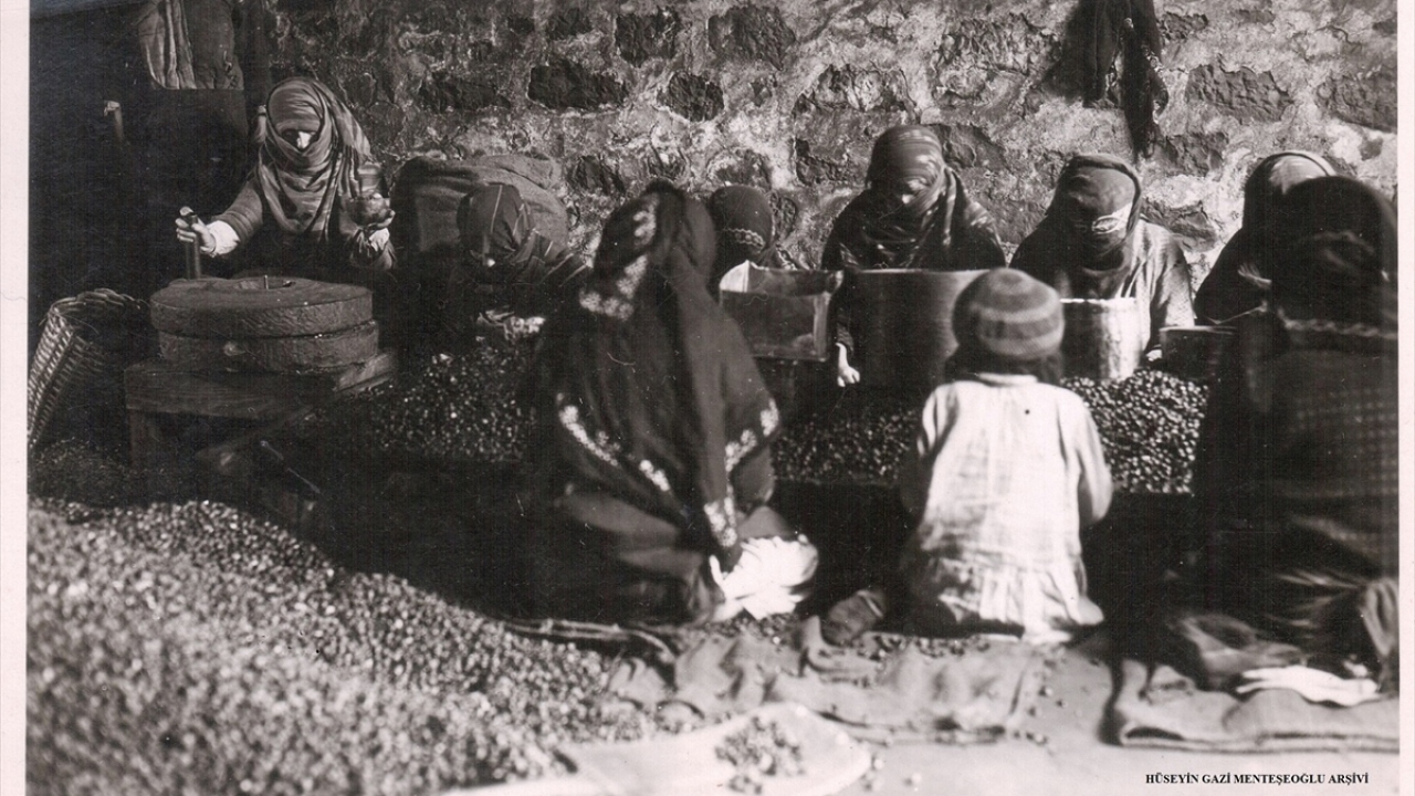 Fotoğrafta Giresun`daki bir fabrikada fındık kıran kadınlar görülüyor.