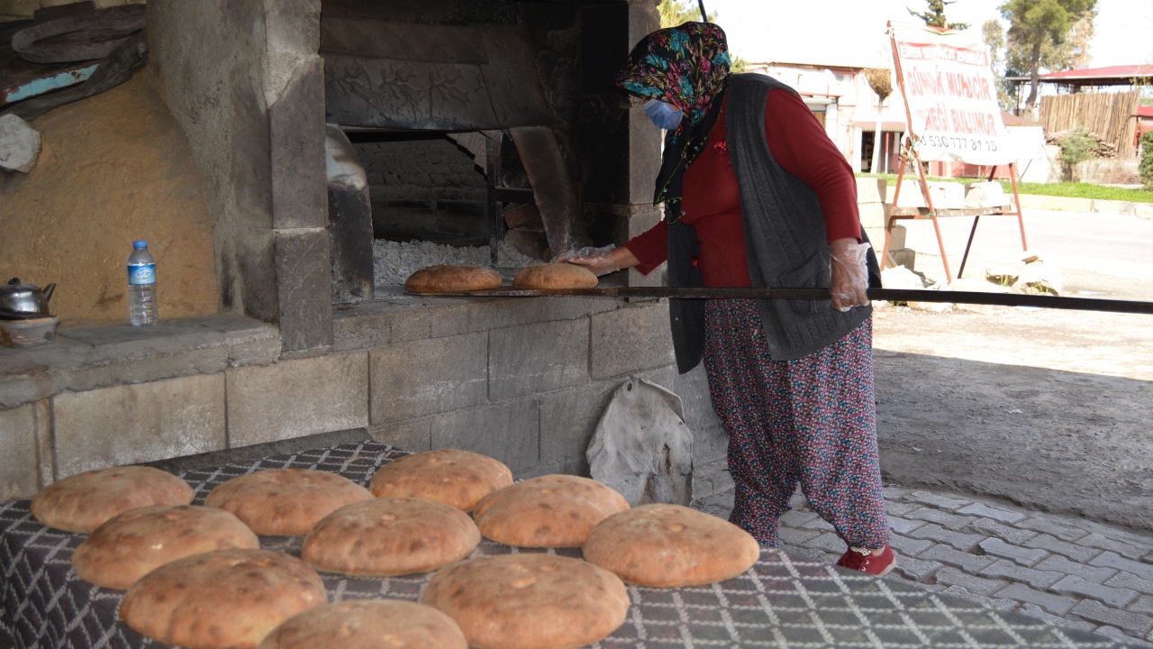 İslahiye ilçesi Kırıkçalı Mahallesi`nde yaşayan ve seneler evvel Bulgaristan`dan göç ettikleri kaydedilen aile, geleneksel yöntemle ekmek yapıyor.