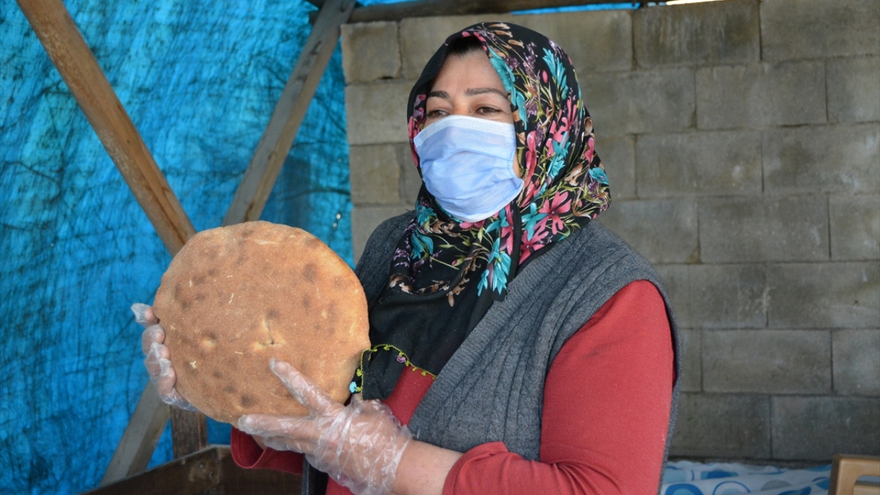 Mine Emek, eşi ve çocuklarının yardımıyla, yöre insanının "muhacir ekmeği" dediği mayalı ekmeği yaparak satıyor.