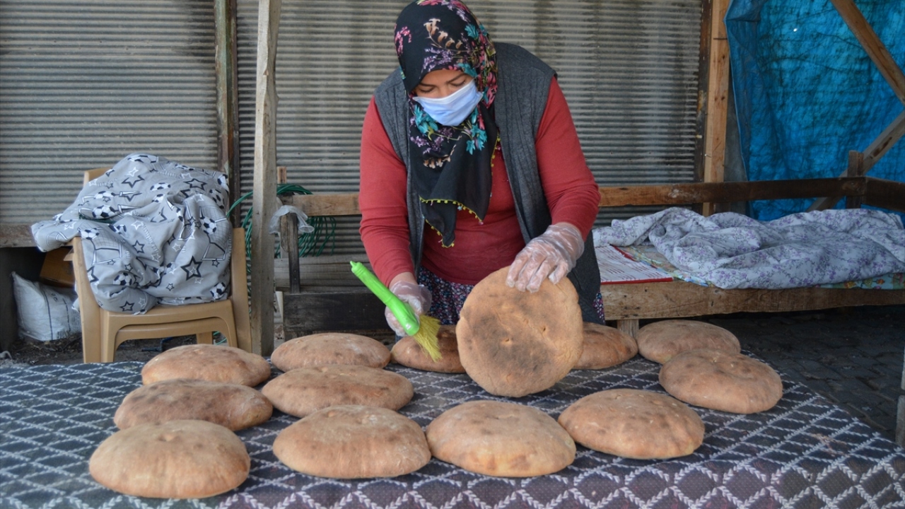 Emek, gazetecilere yaptığı açıklamada, bin gram ekmeği 3,5 liradan sattıklarını ve buzdolabında muhafaza edildiğinde uzun süre dayandığını ifade etti.
