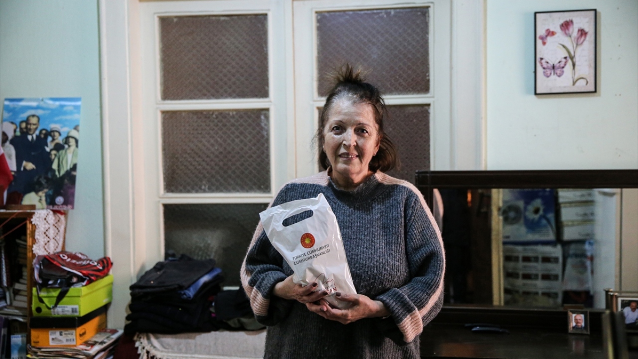 Her gün 120 bin aileye ulaştırılacak paketlerin teslim edildiği Fatih ilçesindeki vatandaşlar, Cumhurbaşkanı Recep Tayyip Erdoğan`a teşekkürlerini sundu.