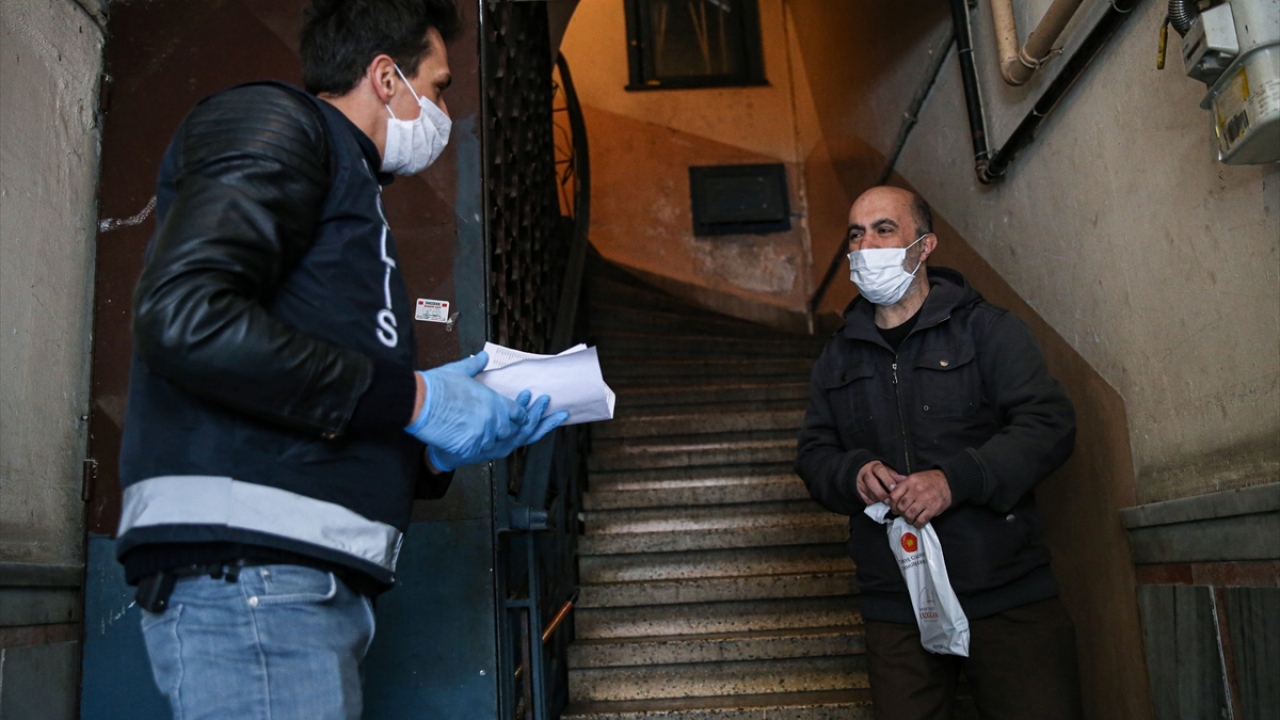 Öte yandan, görevli ekipler paketleri İstanbul`un ilçelerinde 65 yaş ve üstü vatandaşlara ulaştırmaya başladı.