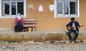 Bağlamasıyla sokak sokak dolaşıyor, yaşlılara konser veriyor