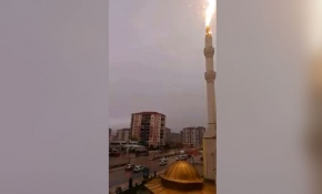 Minareye yıldırımın düşme anı kamerada