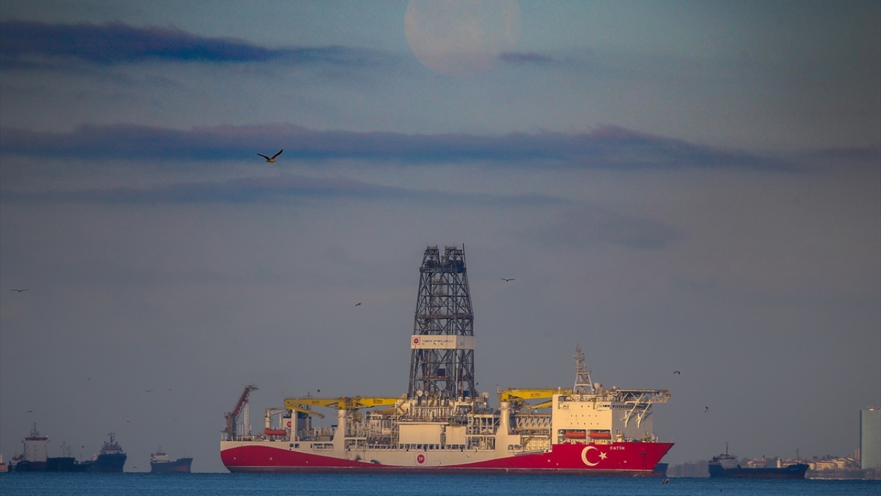Türkiye Petrolleri Anonim Ortaklığının (TPAO) Akdeniz ve Karadeniz`de sondaj yapmak için kullandığı 229 metre uzunluğunda ve 51 bin 283 groston ağırlığındaki gemi, sabah erken saatlerde Yenikapı açıklarına demir attı. 