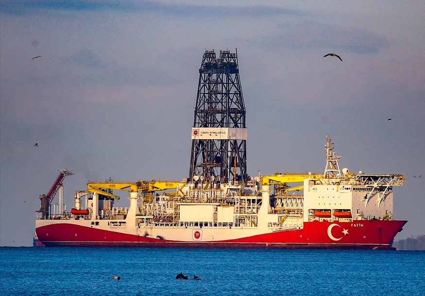 "Türkiye`nin ilk yerli sondaj gemisi" unvanına sahip gemi, yarın sabah saatlerinde Haydarpaşa Limanı`na yanaşacak, burada direk kısaltma işleminin ardından "15 Temmuz Şehitler Köprüsü"nün altından geçerek Karadeniz`e açılacak.