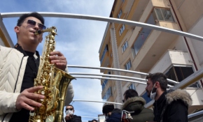 Otobüsten konser ile moral veriyorlar