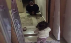 Sağlık çalışanı kendisine sarılmak isteyen torununu uzaktan sevdi