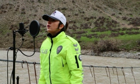 Polisler 'Uzun İnce Bir Yoldayım' türküsünü seslendirdi