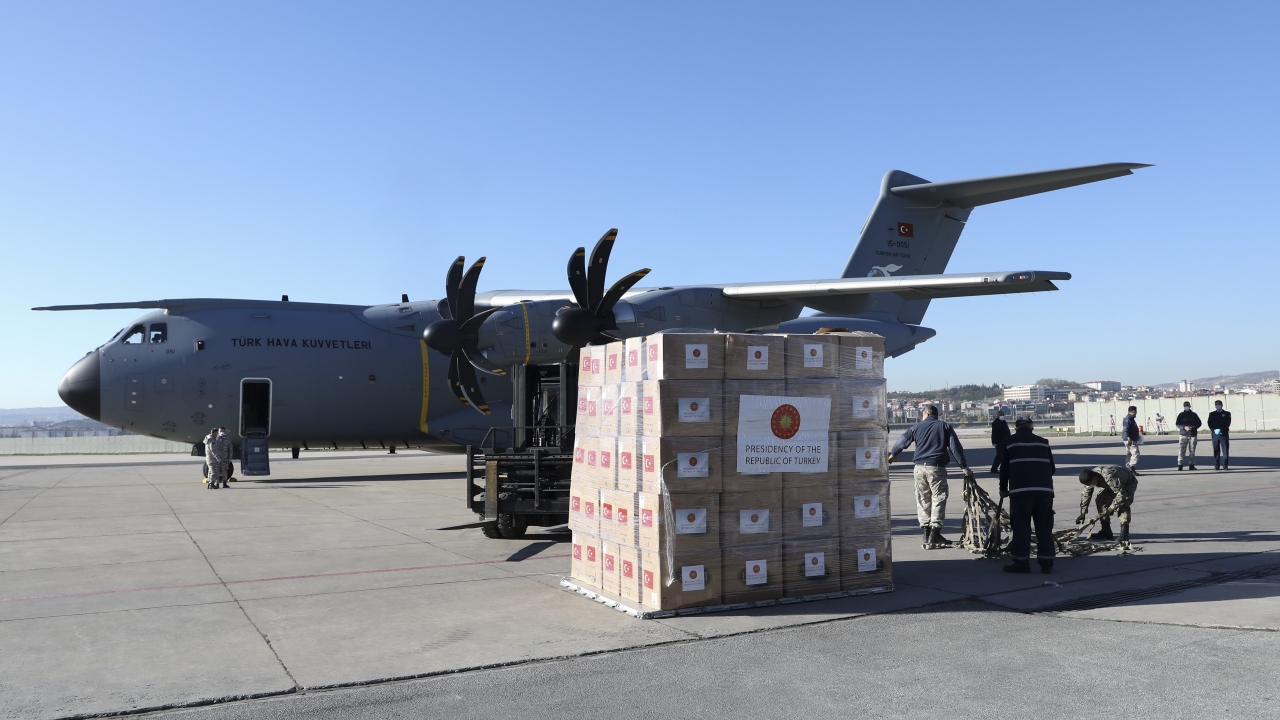 İngiltere`ye Türkiye`nin tıbbi yardımlarını taşıyan uçak, Etimesgut Askeri Havaalanı`ndan havalandı.