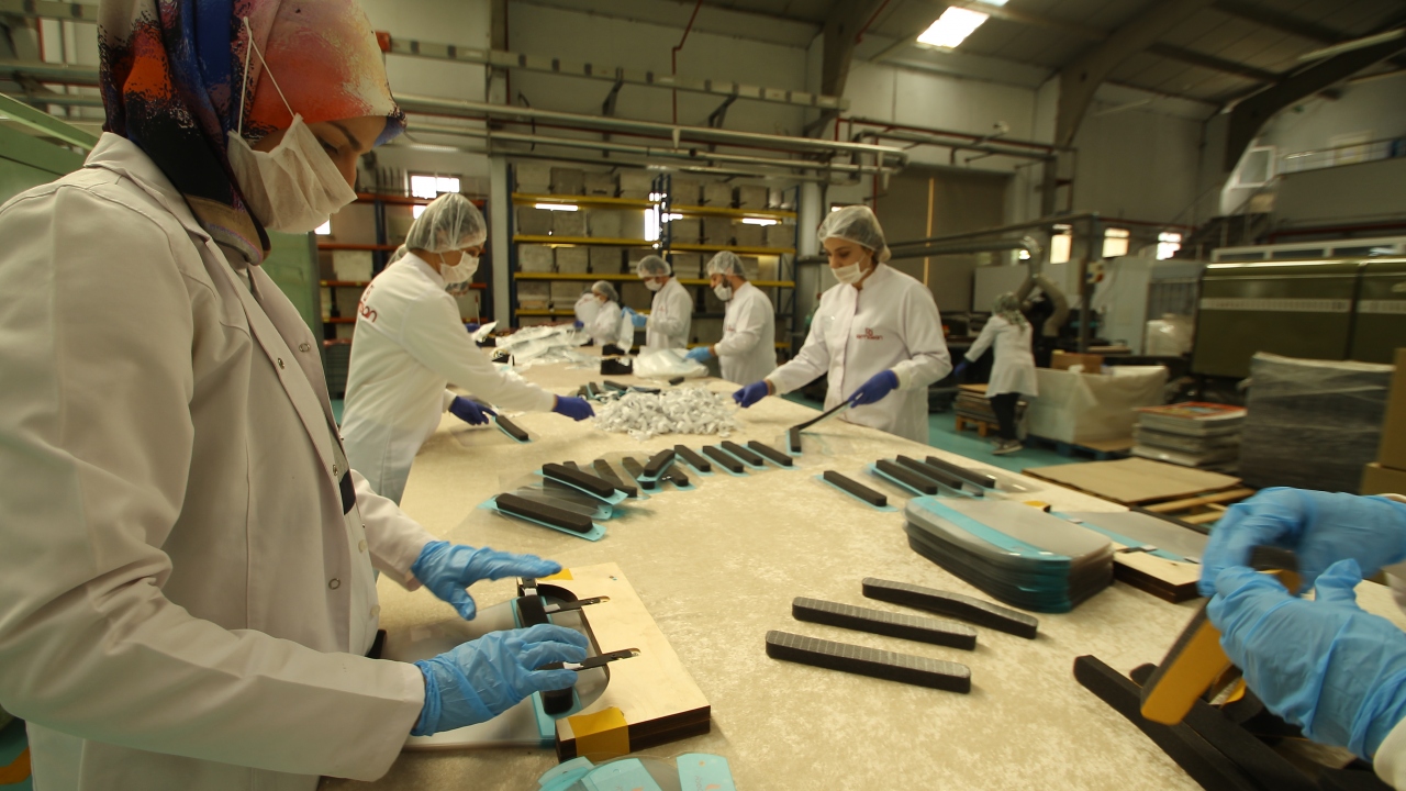 Çerkezköy Organize Sanayi Bölgesi`nde faaliyet gösteren ambalaj fabrikası yeni tip koronavirüs (Covid-19) salgını sonrası özellikle sağlık çalışanları için hayati önem sahip hale gelen siperlik üretmeye başladı.