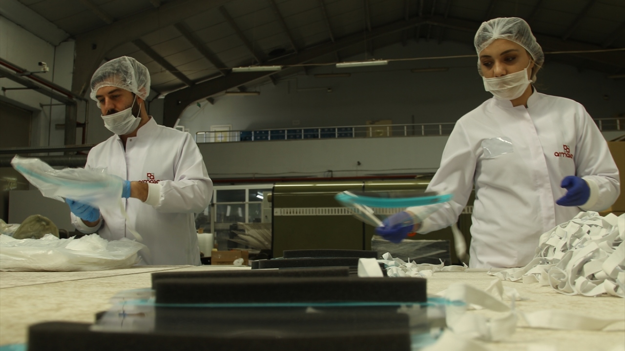 Şu anda günlük "antifog" olarak adlandırılan ve nefes kaynaklı buğuyu önleyebilen 20 bin siperlik üreten firma istendiği takdirde günlük 400 bin kapasiteye çıkabiliyor.