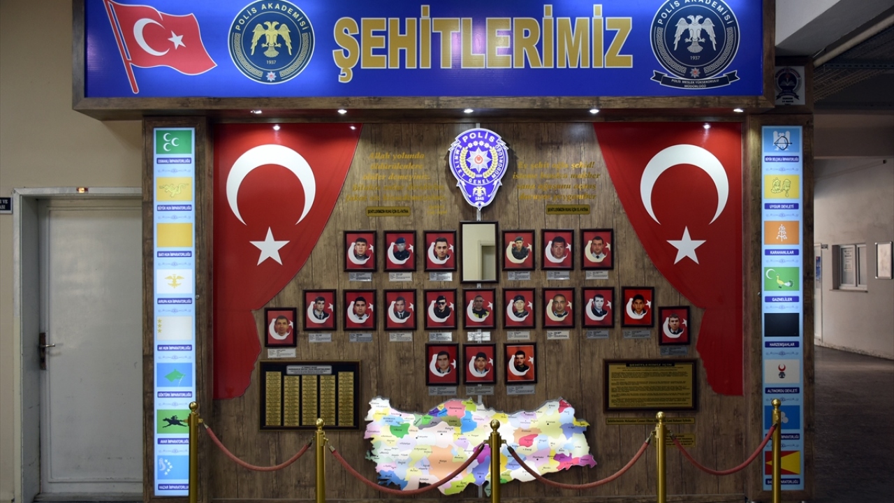 Okulda oluşturulan ve buradan mezun olan şehitlerin bulunduğu köşede Fethi Sekin`in fotoğrafı da yer alıyor.