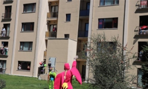 Evde kalan minikler için sokaktan moral gösterileri devam ediyor