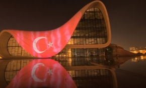 Haydar Aliyev Merkezine Türk bayrağı yansıtıldı