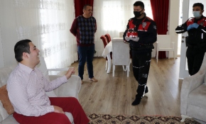 Polislerden engelli gence pastalı sürpriz