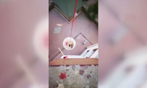 Pişirdiği kahveleri balkondan komşularına sarkıttı