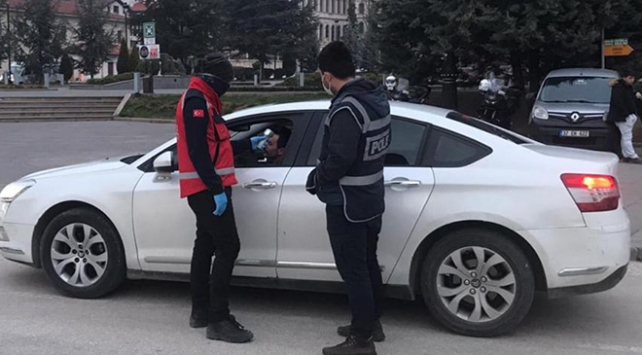 Kastamonu'da koronavirüs tedbirlerine uymayan 51 kişiye para cezası