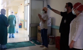 Mesaiye alkışlarla başlıyorlar