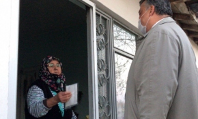 "Can tatlı" diyen Remziye Teyze, çay ve ayran sözü verdi