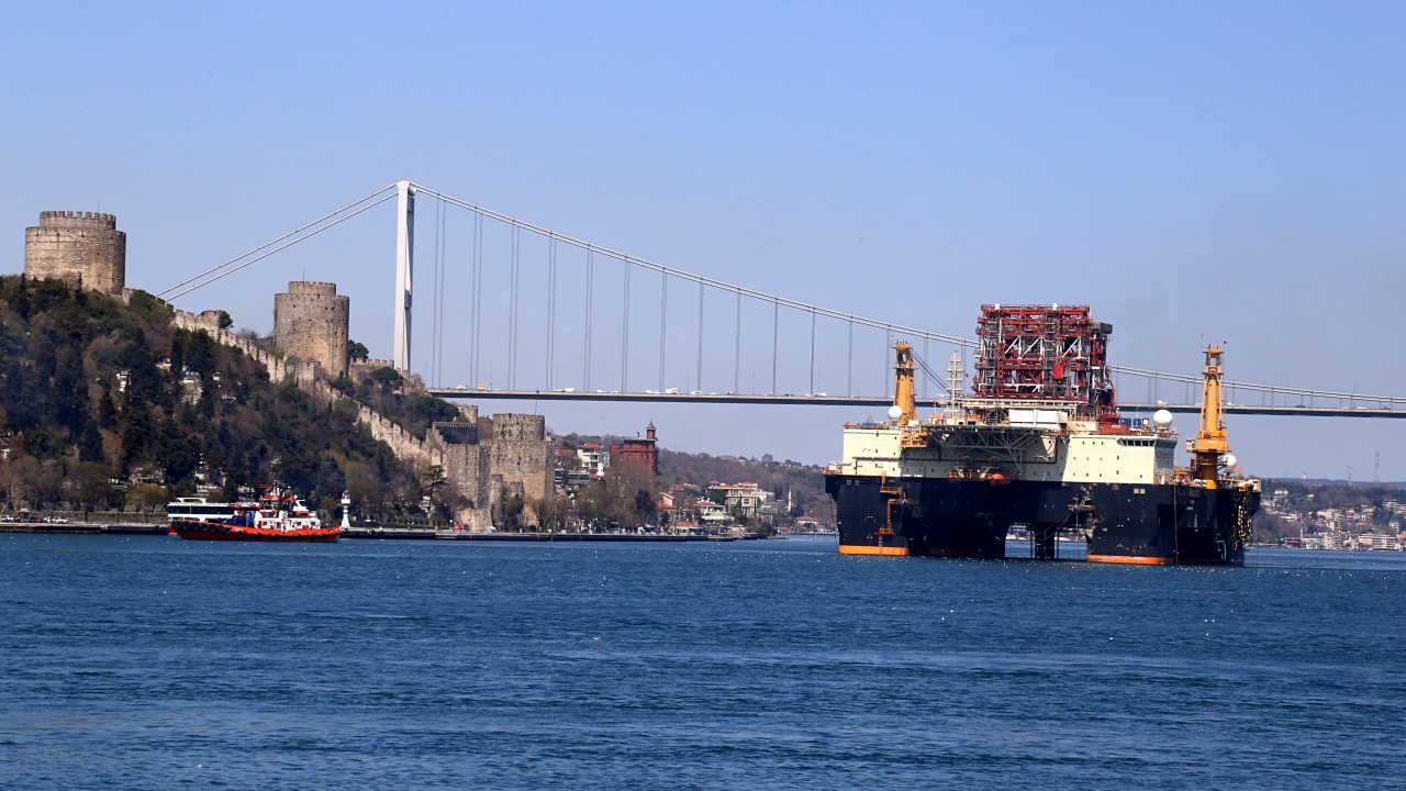 Alınan bilgiye göre, Romanya`nın Köstence Limanı`ndan İspanya`nın Kartegena Limanı`na doğru yola çıkan 36 bin 863 groston ağırlığındaki "Scarabeo 9" adlı petrol arama platformu, Boğaz geçişine saat 10.00`da başladı.