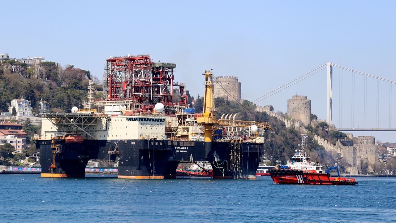 Boğaz güvenliği nedeniyle platformun geçişi sırasında üst düzey güvenlik önlemleri alındı.