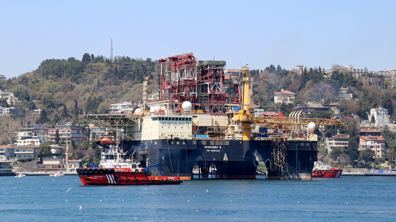 Kurtarma-5, Kurtarma-8, Kurtarma-11, Kurtarma-7  römorkörleri, Nene Hatun, KIYEM-6 botu ve 5 kılavuz kaptan, dev platforma Boğaz trafiğinde eşlik etti.