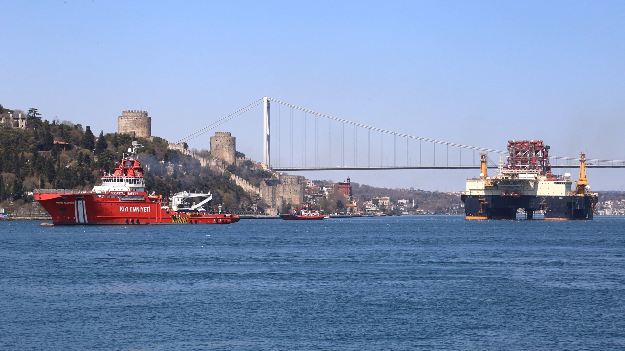 Platformun, köprülerin altından rahatlıkla geçiş yapabilmesi için balans ayarı yapılarak yüksekliği düşürüldü.