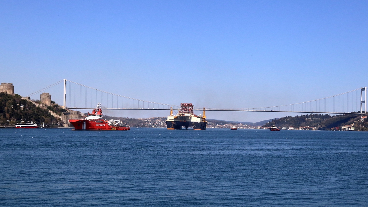 Platformun geçişi nedeniyle İstanbul Boğazı, gemi geçişlerine kapatıldı. 