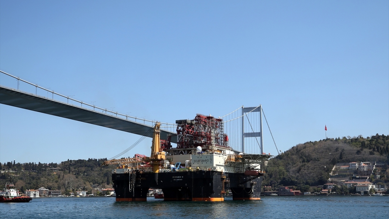 Dev platform, Boğaz geçişini 6 saatte tamamladıktan sonra saat 16.00`da Marmara Denizi`ne çıkmış olacak. 