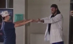 Sağlık çalışanı çift düğün danslarını hastanede yaptı