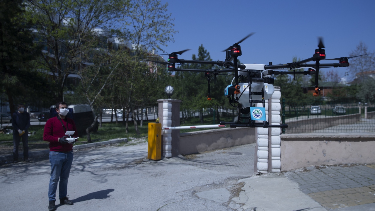 Valilik koordinasyonunda İl Özel İdaresi ile Edirne Belediyesince kurulan ekipler, gece gündüz cadde ve sokakların yanı sıra apartmanlar ve gıda satış alanlarını sık aralıklarla ilaçlıyor.