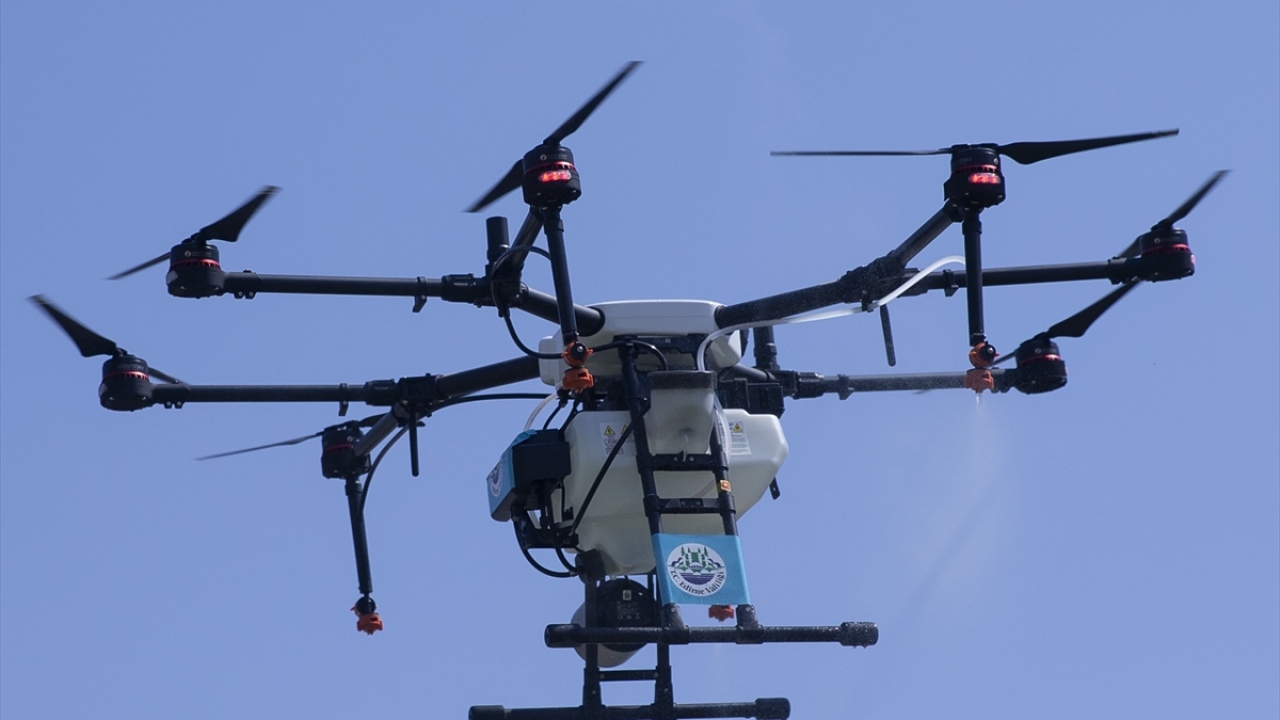 Her sabah yapılan planlama dahilinde görev yerlerine dağılan ekipler, apartmanların tırabzan, merdivenler ve asansörleri ile çevresine uzun süre etkili, insan sağlığına zararsız dezenfektanlar sıkıyor.