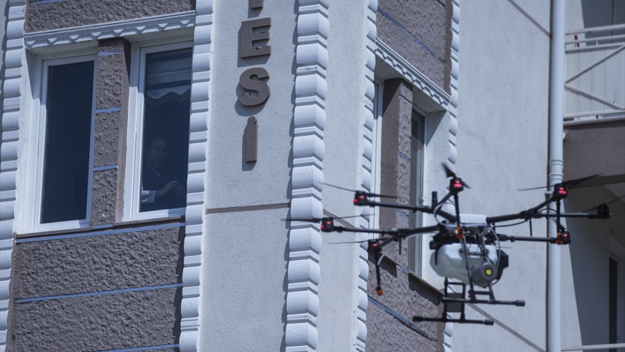 Tarım ilaçlamasında kullanılan hazneli insansız hava araçlarıyla, vaka görülen binaların ve çevresindeki binaların dış yüzeylerine havadan dezenfektan sıkılıyor. Daha sonra ekipler bu binaların içlerini de ilaçlıyor.
