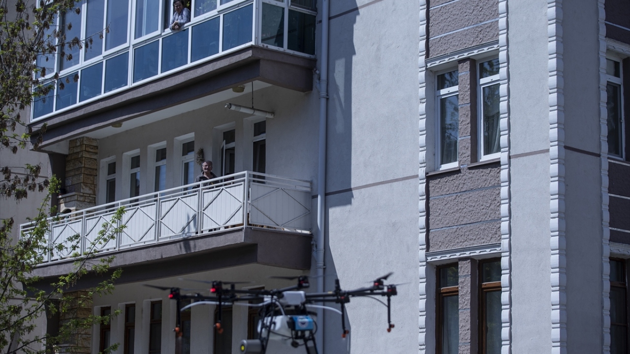 Edirne Valiliği Çevre Koruma Vakfı Müdürü Ali Eraslan, yaptığı açıklamada, il geneli, ilçeler ve köylerde virüsle mücadelede olağanüstü bir gayret sergilendiğini söyledi.