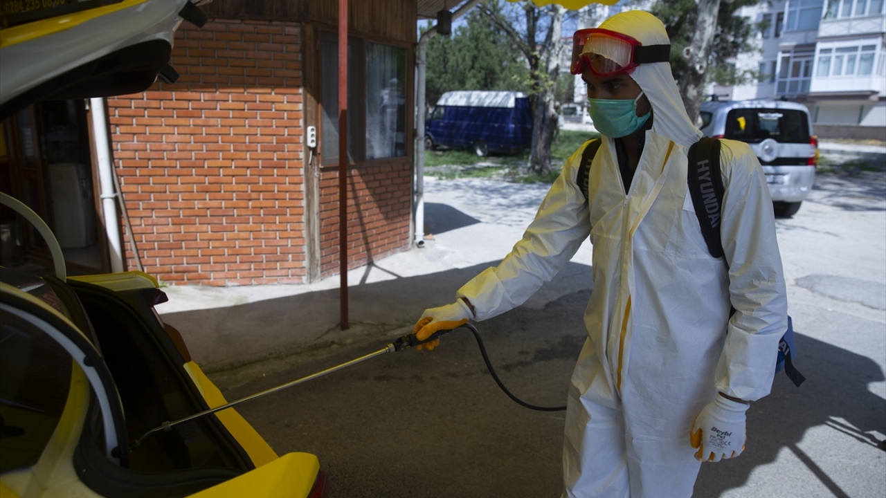 Eraslan, havadan ve yerden yapılan dezenfeksiyonla şehrin virüslerden arındırıldığını belirtti.