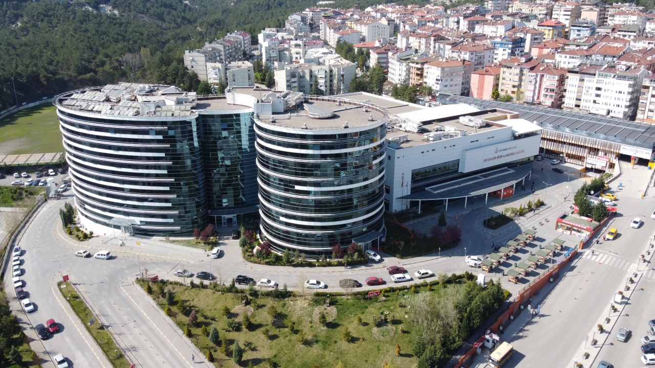Bartın, Kastamonu, Zonguldak ve Çankırı gibi çevre illere de hizmet vererek bölge hastanesi görevi üstlenen Karabük Eğitim ve Araştırma Hastanesi, binlerce kişiye hizmet sunuyor. 