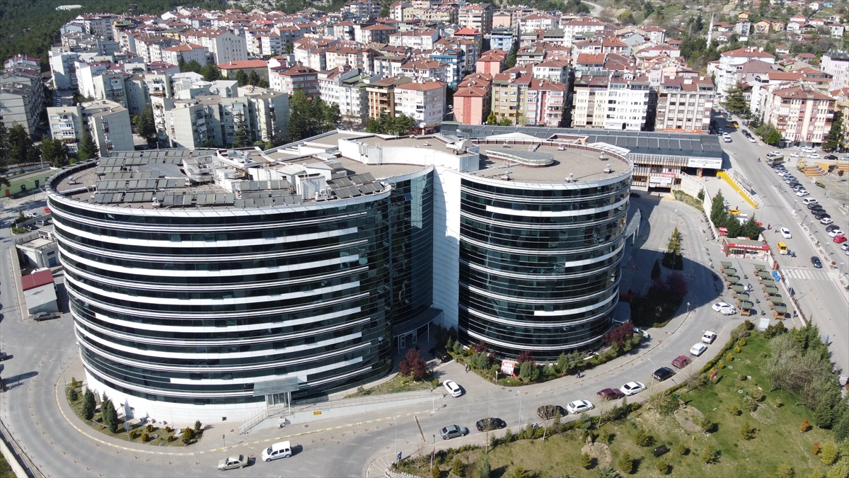 Ek hizmet binaları ile 80 bin 111 metrekare kapalı alana sahip hastane, 2015`te Karabük Eğitim ve Araştırma Hastanesi olarak tescillendi. 