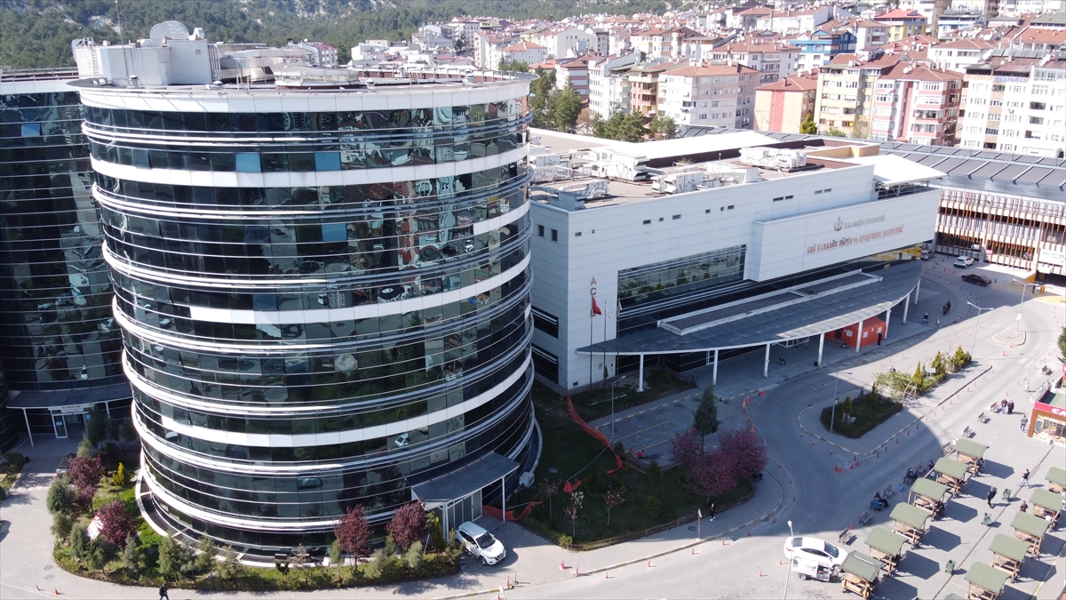 Hastanede 200`ü doktor 1700`e yakın personel görev yapıyor. 465 yatak kapasitesine sahip hastanede, 82 yoğun bakım yatağı yer alıyor. 