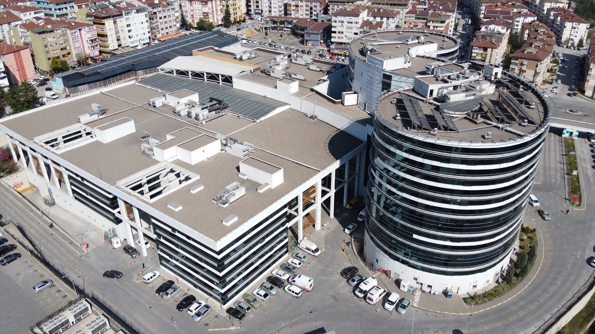 Tek yataklı 12 oda, 2 yataklı 45 oda, 3 yataklı 34 oda ve 4 yataklı 3 odası bulunan, yaklaşık 53 milyon lira maliyetle yapılan hastanede, hastalara konforlu bir ortamda tedavi imkanı sağlanıyor. 