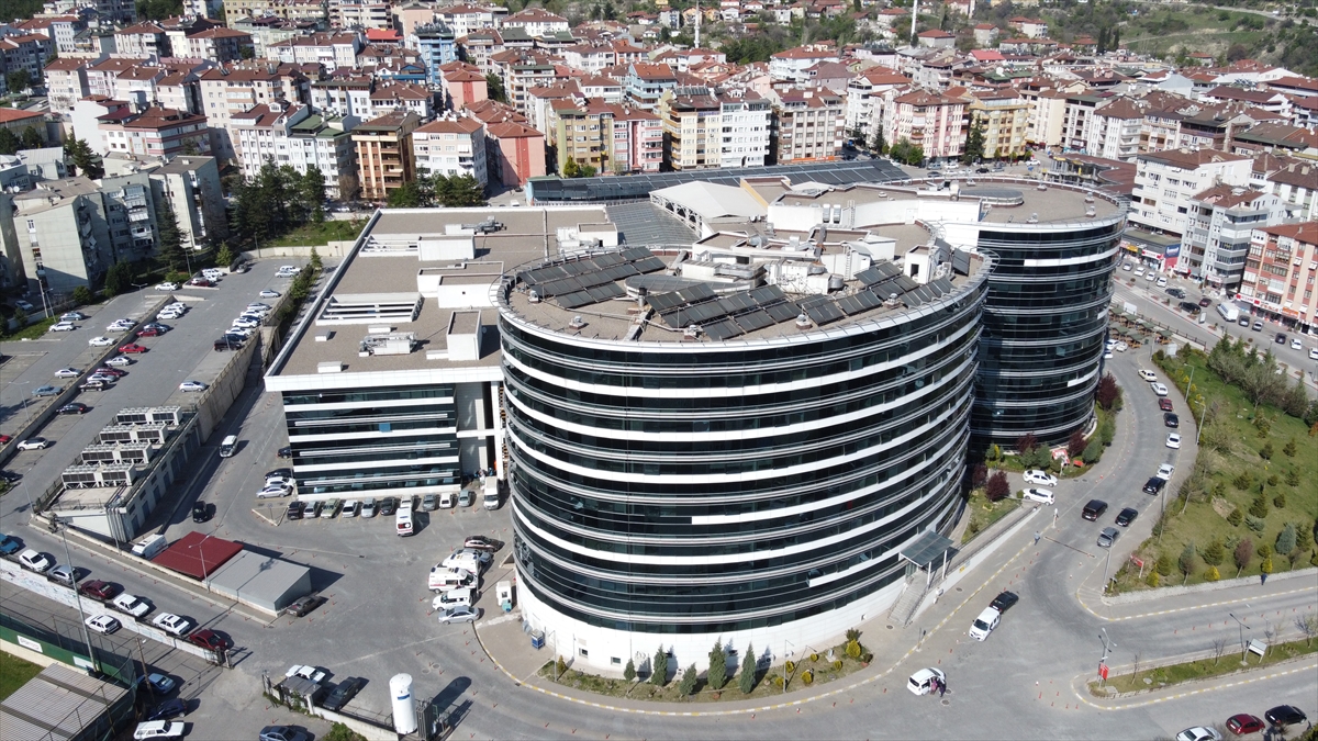 Karabük Eğitim ve Araştırma Hastanesi, koronavirüsle mücadelede de aktif rol alıyor. 
