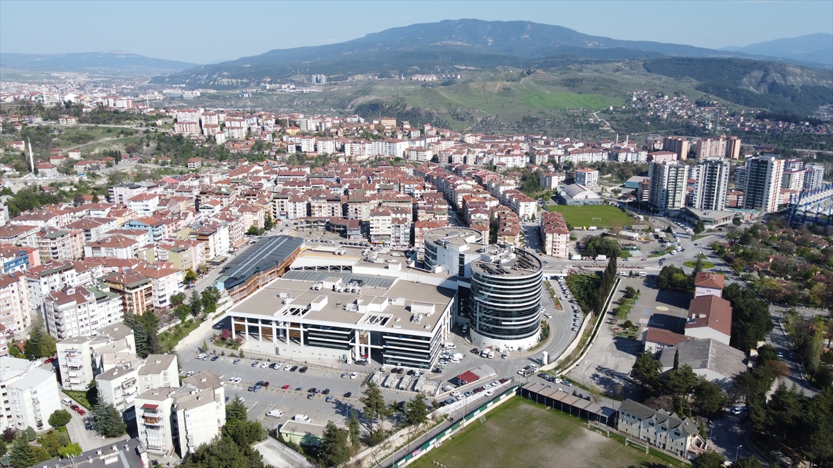 Hastanenin ilk triaj bölümü, dışarıda kurulan çadırda hizmet veriyor. Acil bölümünde hastalardan numune almak için özel bir kabin yapılırken, Kovid-19 şüpheli kişiler için sedye üzerinde kapalı sistem kuruldu. 