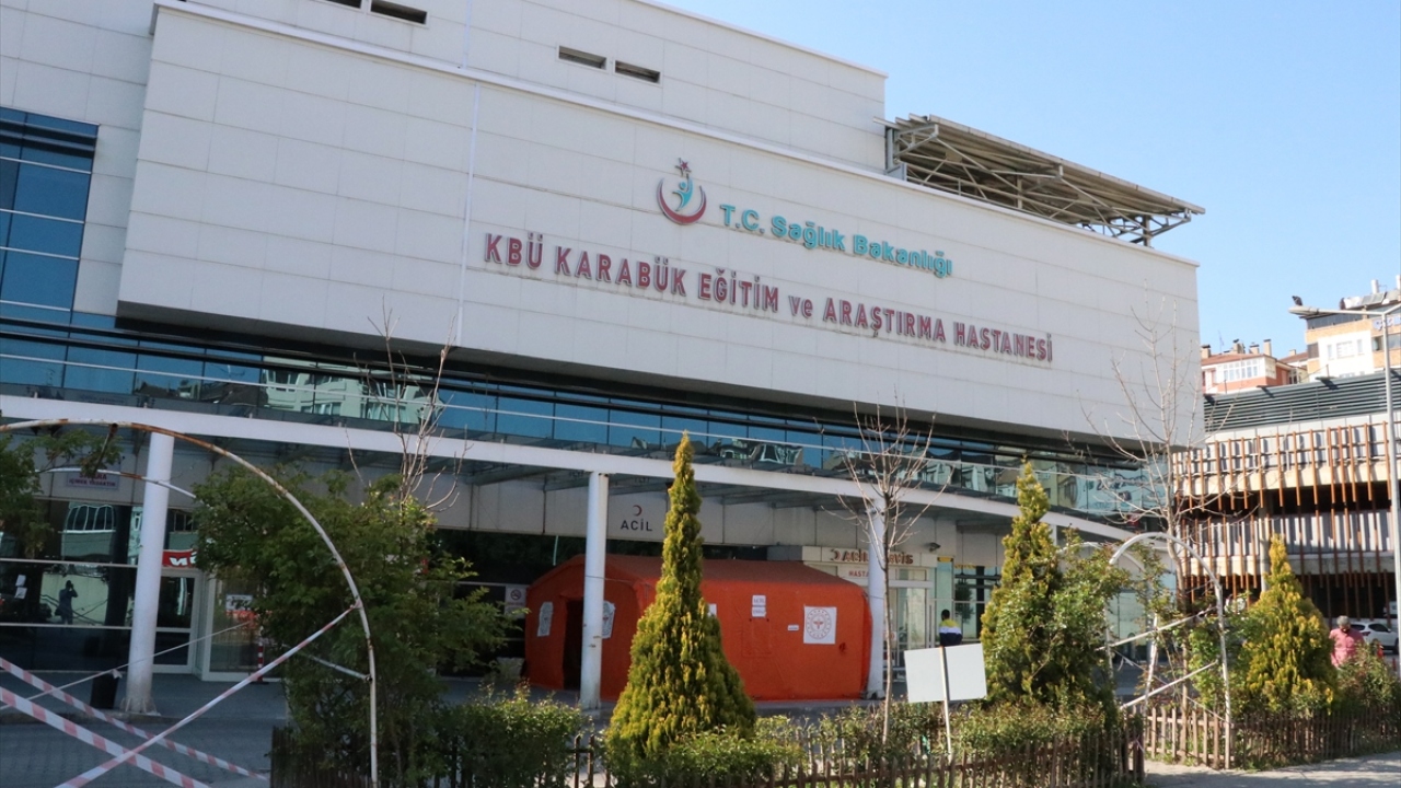 Koronavirüsle mücadele kapsamında tüm birimler aktif olarak çalışıyor, tanı konulan ya da şüpheli görülen vakaların tedavi ve kontrolleri her gün titiz şekilde takip ediliyor. 