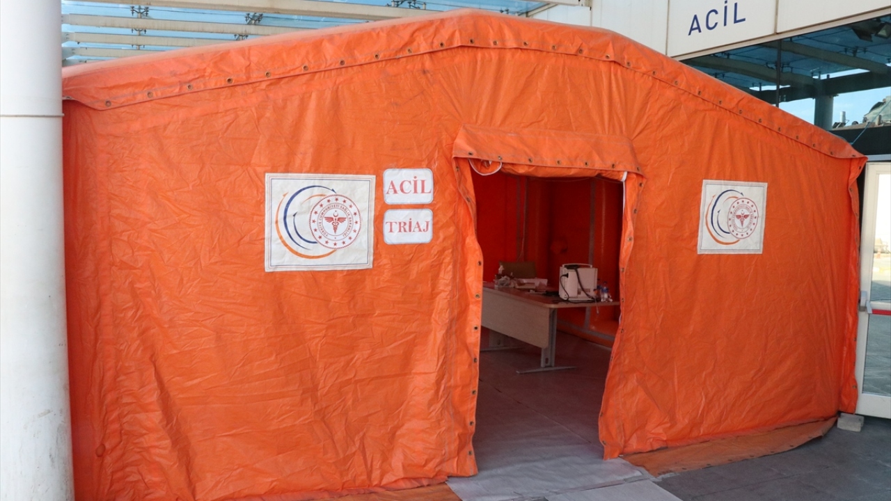 Ayrıca hastaneye gelen tüm vatandaşlara öksürük, ateş, nefes darlığı kontrolleri yaplıyor, yurt dışı ziyareti ya da yurt dışından gelenlerle teması olup olmadığı sorularak bilgilendirme yapılıyor.