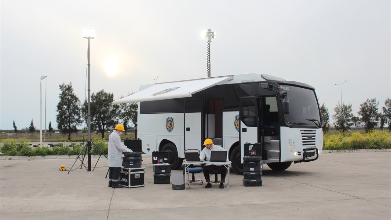 Araç, 4x4 ve 4x2 devir hızına sahip olarak yüzde 30 eğime tırmanabiliyor. Geniş alan aydınlatma kitine sahip Kıraç`ın içinde ofis, laboratuvar ve delil muhafaza bölümleri bulunuyor.  