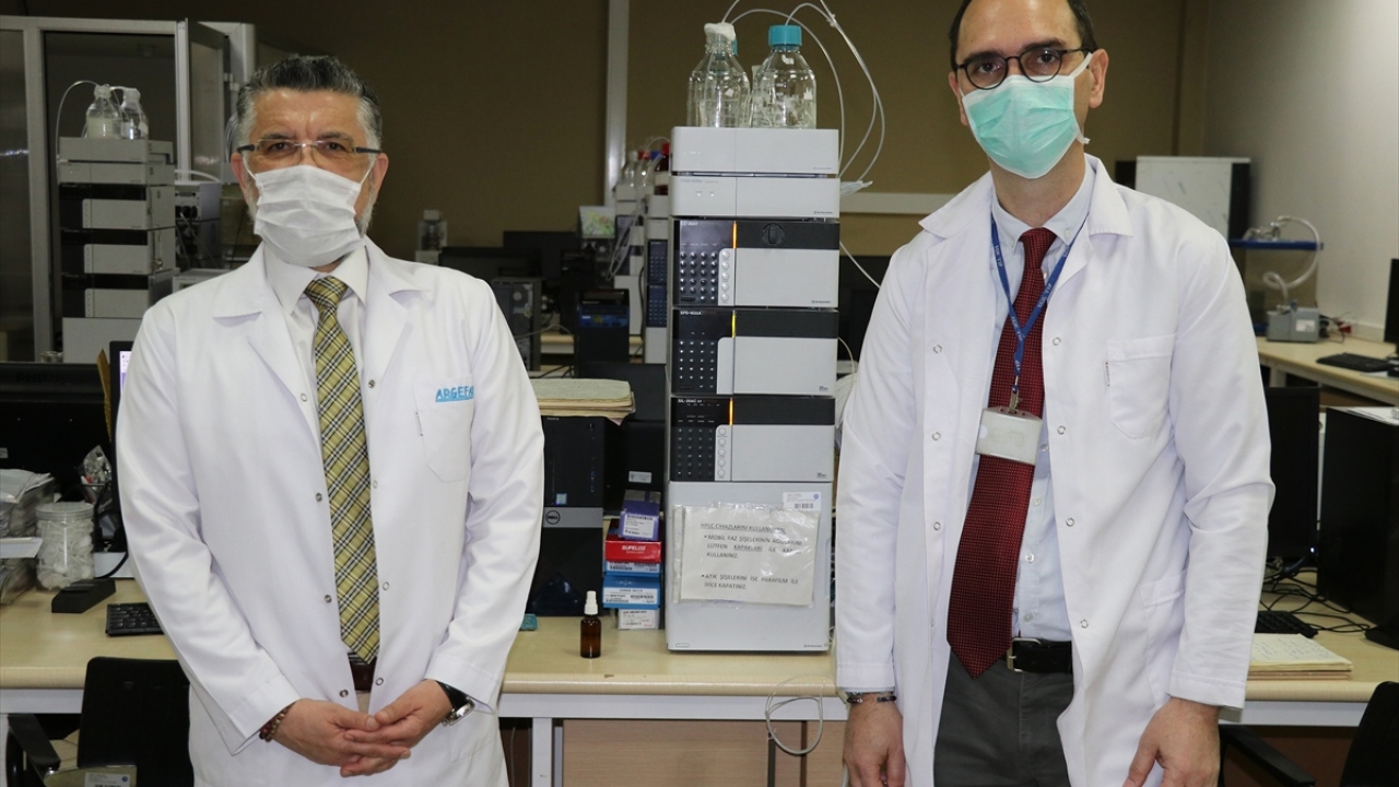 ARGEFAR Müdürü Prof. Dr. Ercüment Karasulu da merkezin 27 yıldır ilaç araştırmaları yaptığına işaret etti.