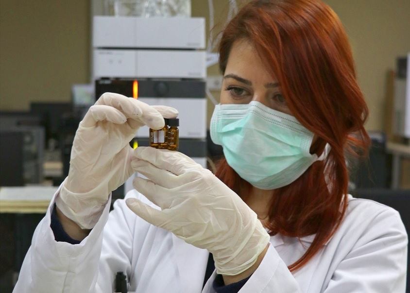 EÜ Rektörü Prof. Dr. Budak ise köklü bir tarihe sahip olan üniversitelerinin, Covid-19 aşısı geliştirerek dünyanın önemli bilim merkezlerinden biri olduğunu göstereceğine inandığını dile getirdi. 