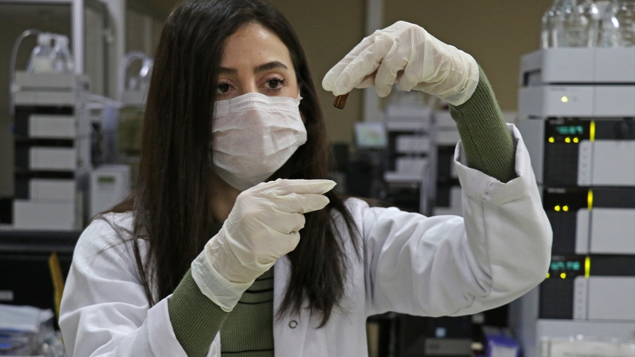 EÜ Tıp Fakültesi Öğretim Üyesi Doç. Dr. Mert Döşkaya, yaptığı açıklamada, 2007`den bu yana aşı ve ilaç geliştirme çalışmalarında yer aldığını söyledi.