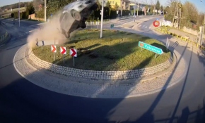 Refüje çarpıp havalanan araç bir evin duvarına çarptı